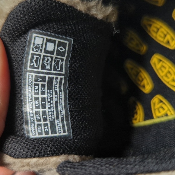 NWOT Keen big kids Newport fur TPS big fold gold shoes. Big kids size 2 EU 34 - Picture 14 of 14